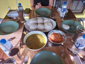 Makanan di atau berdekatan hotel