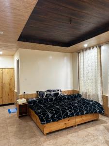 カソルにあるThe Hilltop Kasolの部屋の中に大きなベッドがある寝室