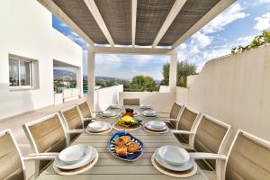 テウラーダにあるLa Vista - Modern Luxury for 12 Guestsのパティオ(テーブル、食器付)