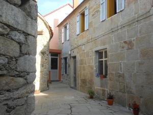 un callejón en un antiguo edificio de piedra con una puerta en Casa Rural Goltar, en Goltar