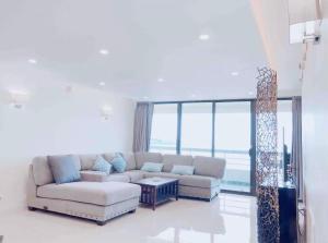 Χώρος καθιστικού στο Alupang Beach Tower, UPGRADED units