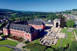 eine Luftansicht auf ein Gebäude mit Innenhof in der Unterkunft Au ptit Hottonruy in Stavelot