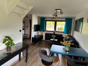 a living room with a table and a couch at Lazurowy Azyl Borzygniew in Borzygniew
