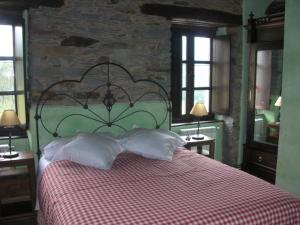 A bed or beds in a room at Casa De Aldea El Conceyu