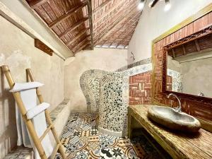 Ένα μπάνιο στο Puri Samana Villas by Tanya Pink +71 φωτογραφίες