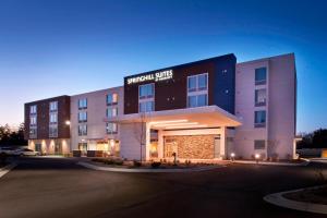 东兰辛SpringHill Suites by Marriott East Lansing University Area, Lansing Area的一家在建筑物正面有招牌的酒店