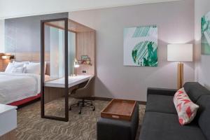 东兰辛SpringHill Suites by Marriott East Lansing University Area, Lansing Area的配有床和书桌的酒店房间