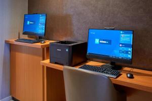 SpringHill Suites by Marriott East Lansing University Area, Lansing Area的电视和/或娱乐中心