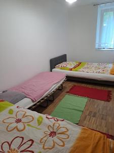 图尔恩Appartement Julis 1 in 3430 Tulln的房间里有三张床，铺着彩色毯子