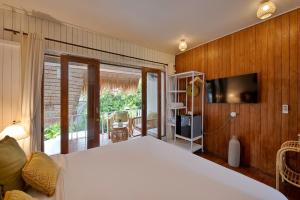 Μια τηλεόραση ή/και κέντρο ψυχαγωγίας στο Villa Avocado - Central Canggu 2 BR Pool Villa