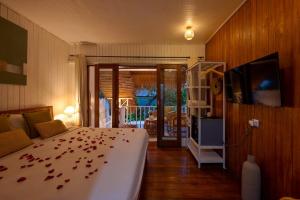 Ένα ή περισσότερα κρεβάτια σε δωμάτιο στο Villa Avocado - Central Canggu 2 BR Pool Villa +19 φωτογραφίες