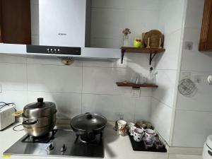 Kuchyň nebo kuchyňský kout v ubytování 罗拉的家民宿铜元局