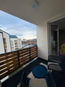 ein Balkon mit Stühlen und einem Tisch und einer Aussicht in der Unterkunft Rhapsody Home - Urban quiet area with Parking&King Bed&Balcony in Târgu Mureș