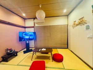 un soggiorno con un divano, un tavolo e una TV di Oji House-KI0022 a Tokyo