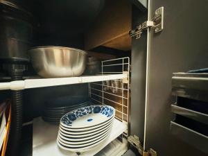 una cucina con piatti e una ciotola su uno scaffale di Oji House-KI0022 a Tokyo Altre 21 foto