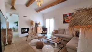una sala de estar con un sofá y una mesa en La Balinaise, en Apt