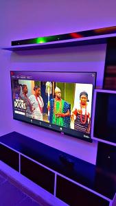 TV a/nebo společenská místnost v ubytování Cherubique Apartment for Short let