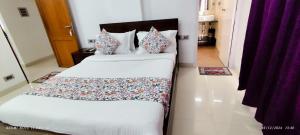 un letto in una camera con due cuscini sopra di Kapsstone SERVICED APARTMENT- ROOMS near Ashok pillar a Chennai Altre 6 foto