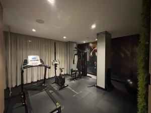 a room with a gym with a treadmill and a phone at Apto com piscina aquecida perto do mar in Bombinhas
