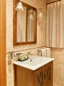 a bathroom with a sink and a mirror at Apartamentos Turísticos Casa de La Borrega in Estepona