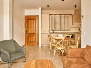 a living room with a table and chairs and a kitchen at Apartamentos Turísticos Casa de La Borrega in Estepona +25 photos
