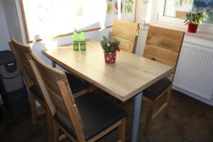 a wooden table with three bottles on top of it at Ferienwohnung Pusarnitz in Pusarnitz