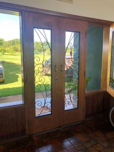 un par de puertas de entrada con paneles de vidrio en Rancho Green22Home, en Ibiraci 71 fotos más