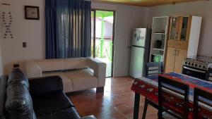 a living room with a couch and a table at Pichidangui, Las Rosas casa 4 personas in Pichidangui