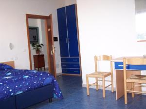 - une chambre avec un lit, une table et des chaises dans l'établissement Albergo Locanda Sul Mare, à Ischia