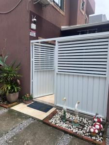 two seagulls sitting in front of a garage at Casa da Pri in Rio das Ostras