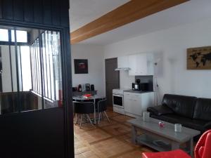 Η κουζίνα ή μικρή κουζίνα στο Gîte de l 'Angeline +6 φωτογραφίες