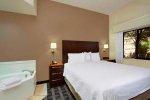 Postel nebo postele na pokoji v ubytování TownePlace Suites St. George
