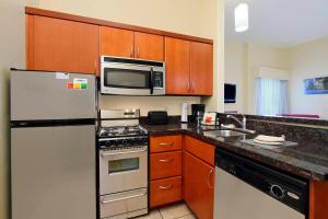 Kuchyň nebo kuchyňský kout v ubytování TownePlace Suites St. George