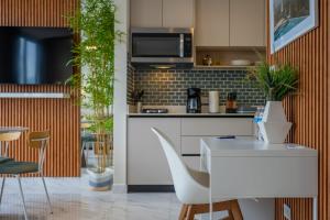 cocina con mesa blanca y silla blanca en The Gray by Wynwood House, en Panamá