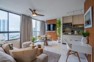 una sala de estar con un sofá y una mesa en The Gray by Wynwood House, en Panamá