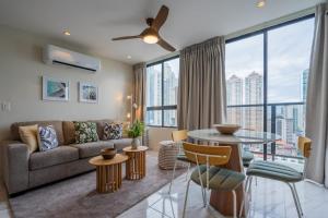 una sala de estar con un sofá y una mesa en The Gray by Wynwood House, en Panamá