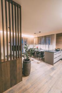 a kitchen and dining room with a table with a potted plant at LIVALPIN ToGether in Garmisch-Partenkirchen