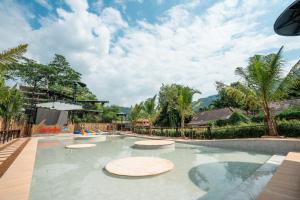 Bazén v ubytování Summer Club and Hostel Ao Nang nebo v jeho okolí