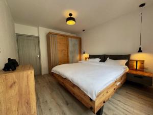 ein Schlafzimmer mit einem großen Bett mit weißer Bettwäsche in der Unterkunft Rhapsody Home - Urban quiet area with Parking&King Bed&Balcony in Târgu Mureș