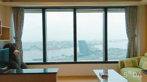 高雄市にある85旅行家のリビングルーム(景色を望む大きな窓付)