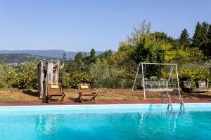 a pool with two chairs and a goal at Quinta da Comenda in São Pedro do Sul