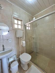 ein Badezimmer mit Toilette, Dusche und Waschbecken in der Unterkunft Nova Aldeia Buzios in Búzios + 65 Fotos