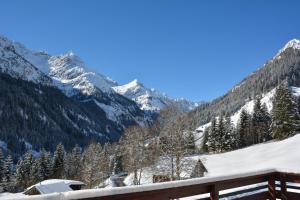 vista su una montagna innevata da una casa di Hotel Tiroler Herz a Hinterhornbach