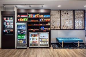 un negozio di alimentari con due frigoriferi e una panca blu di TownePlace Suites Midland South/I-20 a Midland