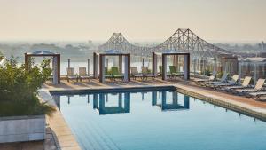 Бассейн в Four Seasons St. Louis или поблизости