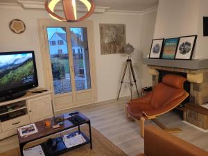 TV a/nebo společenská místnost v ubytování GITE MAISON prox le mans circuit et zoo la fleche a 18kms