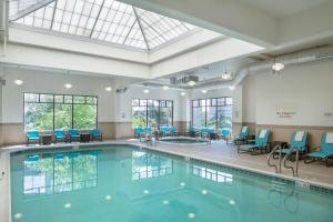 una piscina con sedie e tavoli in un edificio di Residence Inn Portland Downtown/RiverPlace a Portland