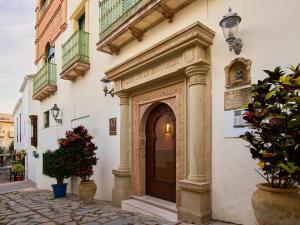an entrance to a building with a wooden door at Apartamentos Turísticos Casa de La Borrega in Estepona