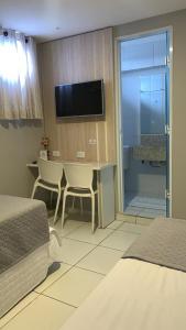 Uma TV ou centro de entretenimento em Hotel Estação mais 30 fotos
