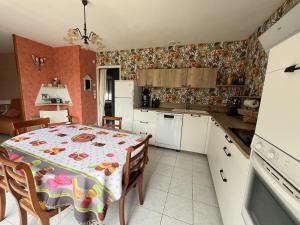 La Petite Sablaise في سانت جيل كروا دي فيي: مطبخ مع طاولة عليها قطعة قماش